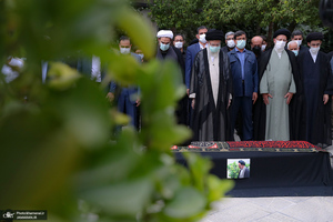 اقامه نماز رهبر معظم انقلاب بر پیکر حجت‌‌‌الاسلام و المسلمین سید محمود دعایی