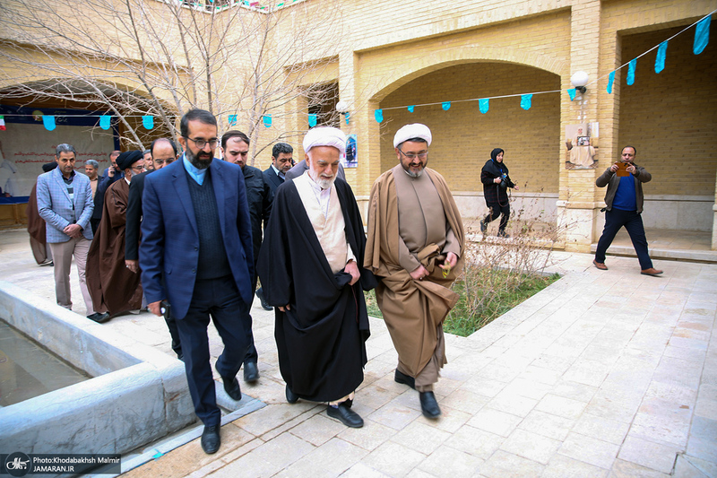 بازدید آیت الله دری نجف آبادی از نمایشگاه عکس امام دل‌ها‎
