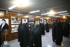 بازدید جمعی از دانش آموزان مدرسه انقلاب کرج از بیت امام خمینی در جماران