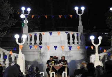 میزبانی از عزیز نسین پای پلکان عشق