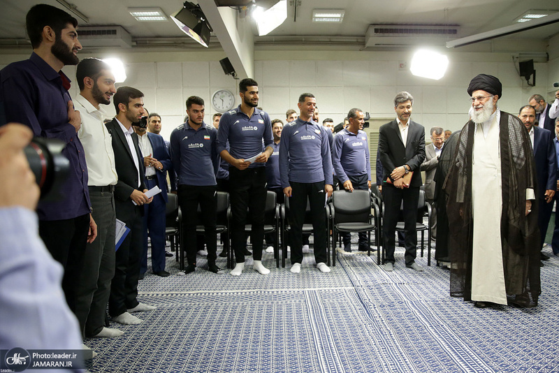 دیدار مدال‌آوران المپیادهای علمی و اعضای تیم ملی والیبال جوانان با رهبر معظم انقلاب