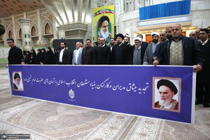 تجدیدمیثاق رئیس و جمعی از کارکنان بنیاد مستضعفان با امام راحل