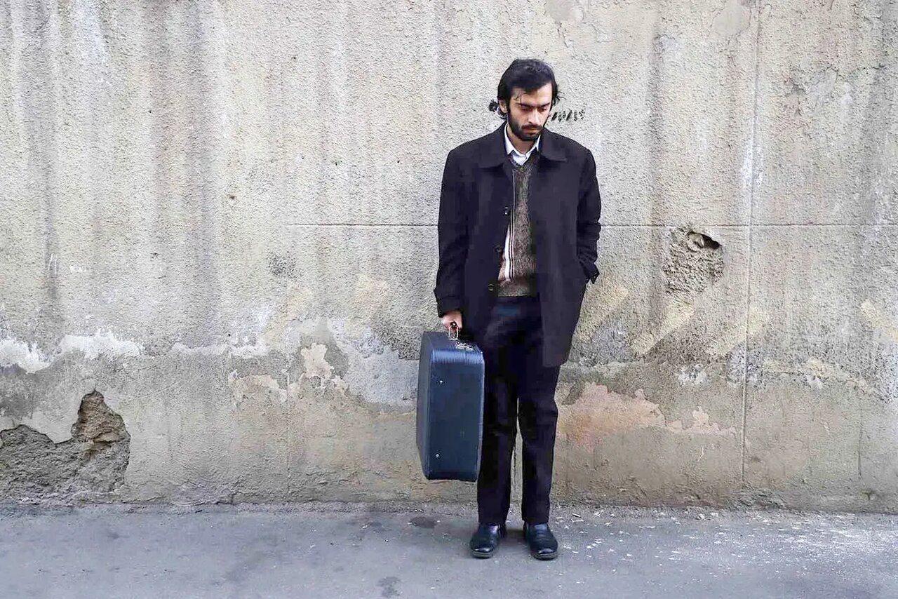 علی شادمان جایزه‌اش را به بازیگر تئاتر زندانی؛ حسین محمدی تقدیم کرد