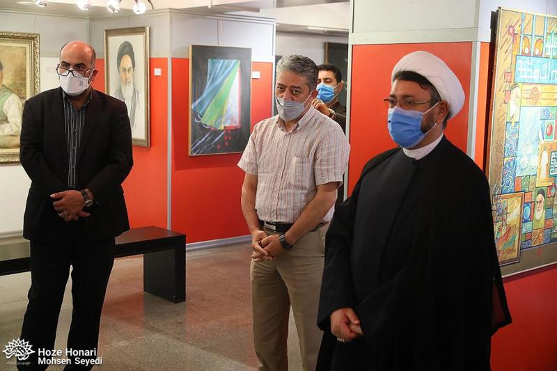 بازديد سرپرست موسسه تنظیم نشر آثار امام خمینی(س) از نمايشگاه عکس و نقاشی حوزه هنری
