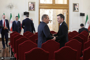 نشست وزیر امور خارجه با سفرا و کارداران و روسای نمایندگی های خارجی و بین‌المللی مقیم تهران