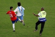 بازیکن شیلی به جیمی جامپ لگد زد!/ عکس