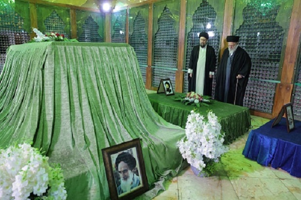 Leader visits Imam Khomeini Mausoleum in Tehran on eve of Revolution anniversary