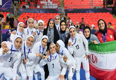 عکس یادگاری با جامِ دختران و پاداش های هزار دلاری برای مردان!