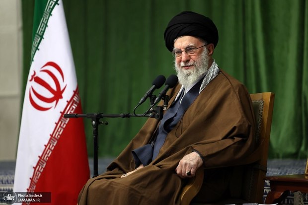 رهبر انقلاب: به‌رغم مشکلات، نقاط مثبت در کشور زیاد است/ جوانان ما جوانان خوبی هستند؛ لزوم تبیین هنرمندانه ارزش‌های دفاع مقدس برای آنان/ گلایه رهبر انقلاب از برخی دستگاه‌های فرهنگی: همت و تلاش لازم را ندارند