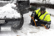 کمک‌رسانی پلیس خراسان شمالی به ۱۰۰ خودرو گرفتار در برف