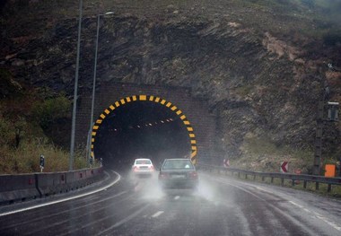 جاده هراز بارانی و لغزنده است، رانندگان آهسته برانند