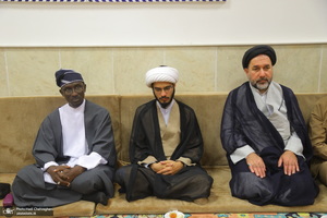 مراسم عمامه گذاری طلاب روز ولادت پیامبر اکرم (ص) و امام جعفر صادق (ع) در بیوت مراجع