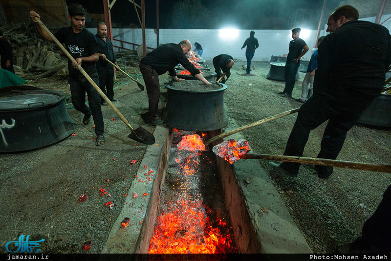 تهیه آش امام حسین(ع) در روستای رحمت‌آباد یزد