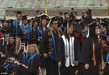 عکس/ دانشجویان معترض سخنرانی معاون ترامپ را ترک کردند

