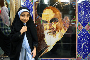 بازدید جمعی از دانش آموزان از بیت امام خمینی (س) در جماران