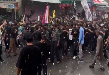 دسته عزاداری در پی بارندگی شدید در مرکز کشمیر در روز یازدهم محرم