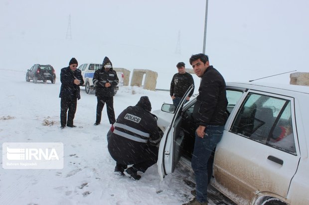 نجات بیش از ۷۰ دستگاه خودرو گرفتار در برف و کولاک سردشت