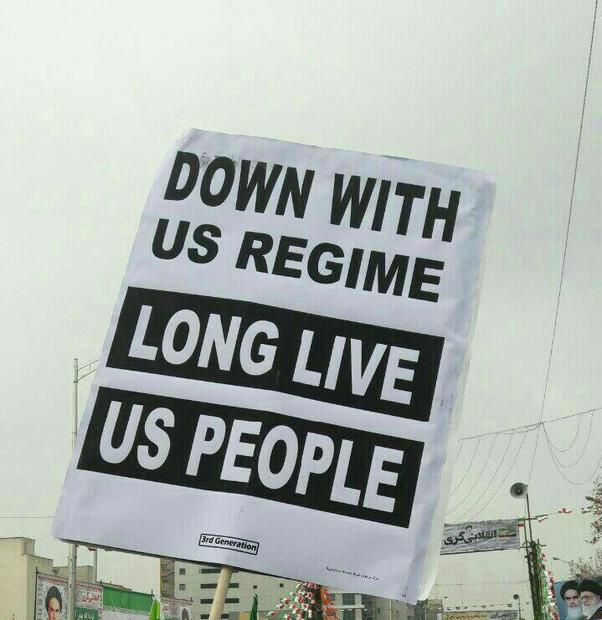 عکس/ پلاکارد «مرگ بر دولت آمریکا، زنده باد ملت آمریکا» در راهپیمایی 22 بهمن