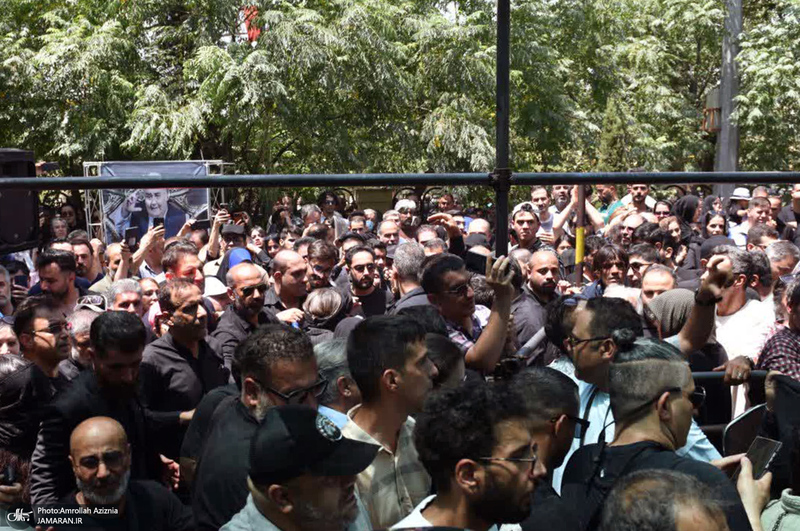 مراسم خاکسپاری مرحوم اکبر عبدی در قطعه هنرمندان