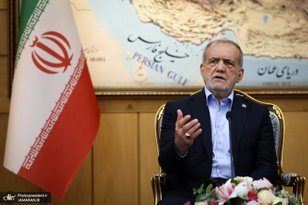 پزشکیان: دکتر عراقچی همچنان در آمریکا در حال پیگیری و انجام گفت‌وگوهاست/ ایران از گفت‌وگو هراسی ندارد/ ما گفت‌وگو می‌کنیم تا دنیا تصور نکند که ایران از مذاکره گریزان است یا نمی‌خواهد مسائل را از مسیر گفت‌وگو دنبال کند