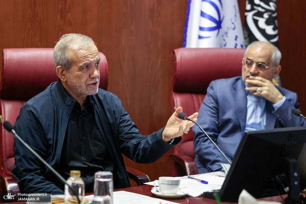 پزشکیان: چرا باید به سازمان‌ها و نهادهایی که هیچ برون‌داد و خروجی ندارند بودجه بدهیم؟ شرایط به گونه‌ای است که گویی صدها چاه 90 متری کنده‌ایم و هیچ کدام به آب نرسیده است، در حالی که باید 100 متر بکنیم و به آب برسیم