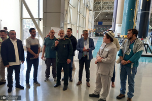 بازدید میهمانان خارجی مراسم بزرگداشت امام خمینی (س) از نمایشگاه دستاوردهای هوافضای سپاه