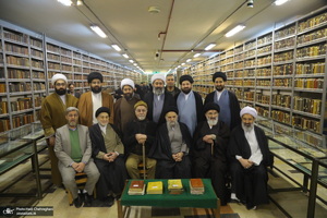 مراسم اهدای نسخه‌های خطی کتابخانه مرحوم آیت الله شاه آبادی به کتابخانه مرحوم آیت الله العظمی مرعشی نجفی