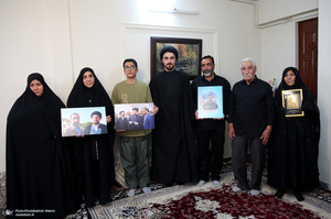 حضور سید احمد خمینی در منزل شهید مصطفی عزیزی در شهر بروجرد