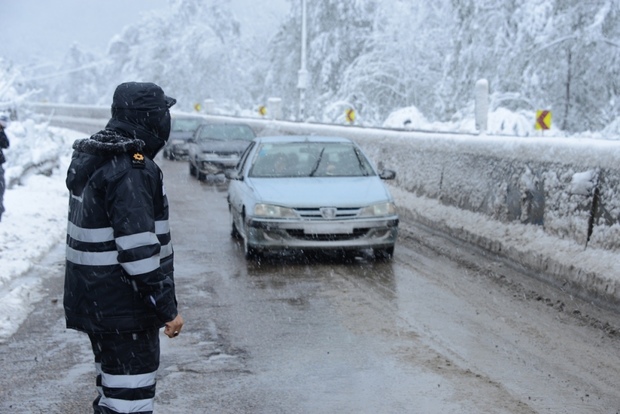 جاده های مازندران لغزنده و برفی است