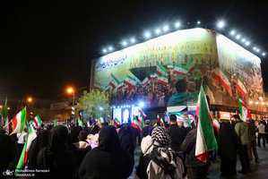 اجتماع مردمى در ميدان انقلاب