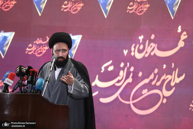 سید علی خمینی: متکی به شخص نباشیم/ نسبت به مبانی کوتاهی کرده‌ایم/ باید در نسل جوان خودمان به تقویت مبانی بپردازیم/ دشمنان را متوجه کنیم که اگر بزنید، می‌خورید