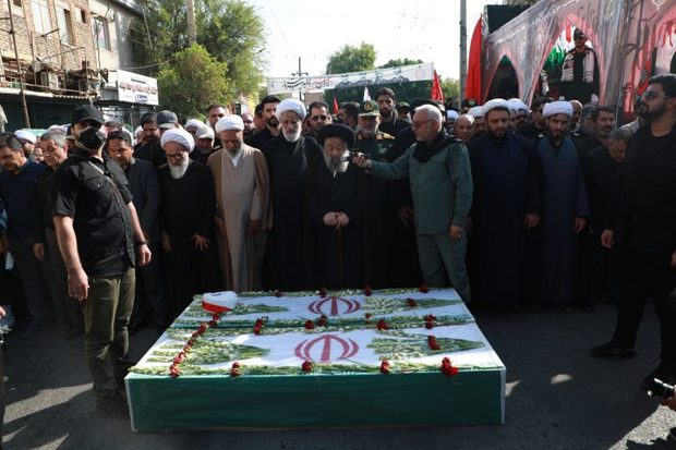 دزفولی‌ها، یک‌صدا با فریاد «دزفول علم بردار عباس رشیدت آمد/ خوزستان، ایستاده» در وداع با سردار وطن