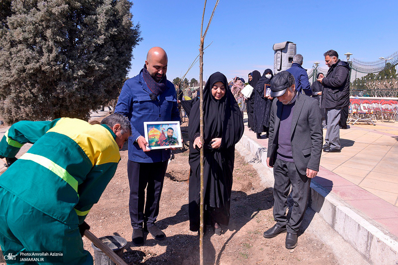 مراسم درختکاری در جوار حرم مطهر امام خمینی (س)