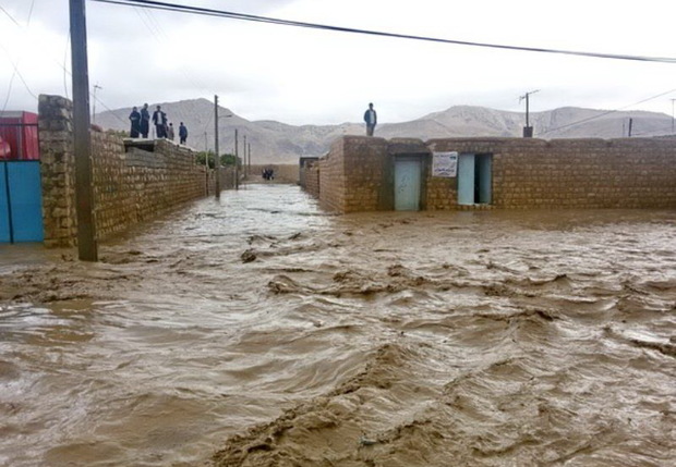 بارش باران راه ارتباطی سه روستای گیلانغرب را مسدود کرد