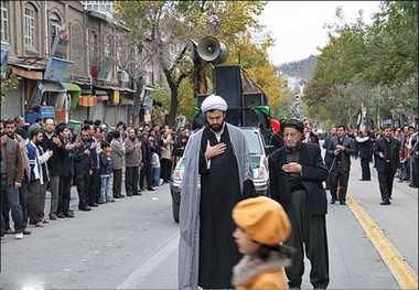 اهل تسنن مهاباد مراسم عزاداری حسینی را همراهی می کنند