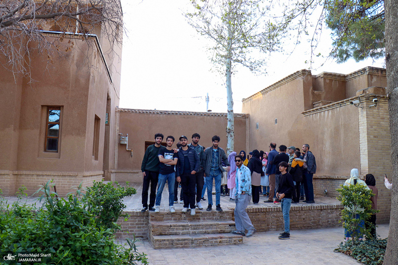 بازدید جمعی از دانشجویان خارجی دانشگاه علوم پزشکی اراک از بیت و زادگاه حضرت امام خمینی (س)