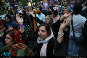 شادی مردم تهران پس از اعلام نتایج انتخابات ۲۹ اردیبهشت 