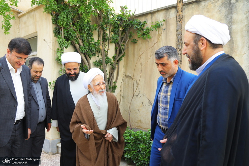 کاشت نهال توسط آیت الله العظمی جوادی آملی در هفته درختکاری