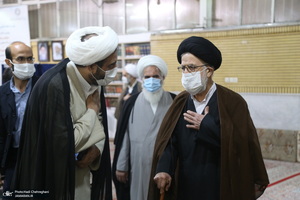 رونمایی از کتاب های «المکاسب المحرمه» و«ملحق العروه الوثقی» تالیف آیت الله العظمی صانعی(ره)