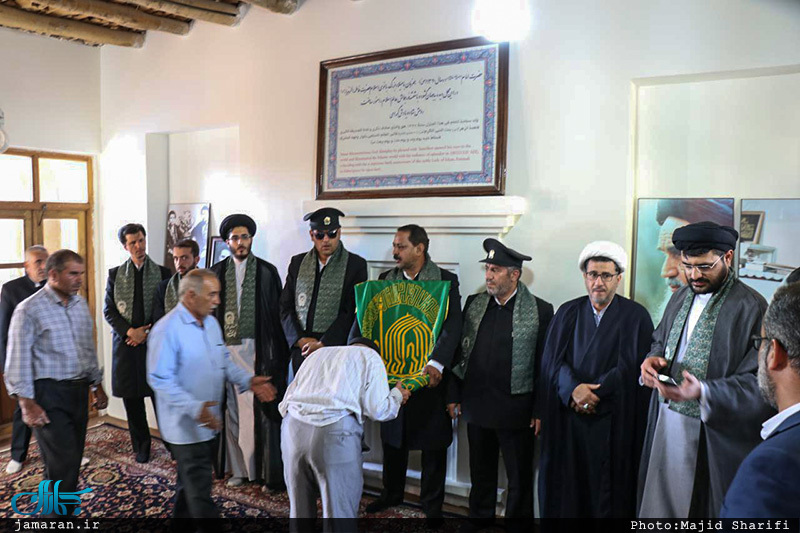 حضور کاروان زیر سایه خورشید در بیت تاریخی امام(س) در خمین