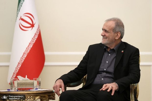 پزشکیان: برای رشد و پیشرفت ملت‌مان از کسی دستور یا اجازه نمی‌گیریم/ چنانچه آمریکا در ادعای خود مبنی بر نگرانی از ساخت سلاح اتمی در ایران صادق باشد، ما نسبت به این موضوع به آنها اطمینان خواهیم داد، اما جمهوری اسلامی ایران هیچ‌گاه زیر بار زور نخواهد رفت