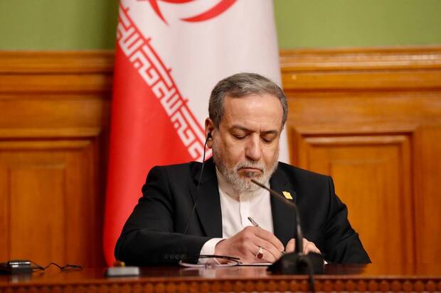عراقچی در فایننشال تایمز: ایران آماده توافق با آمریکاست؛ تکرار اشتباه ترامپ شکست بزرگ‌تری به دنبال دارد