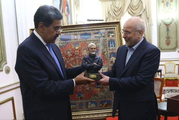 هدیه خانواده شهید سلیمانی برای رئیس‌جمهور ونزوئلا + عکس