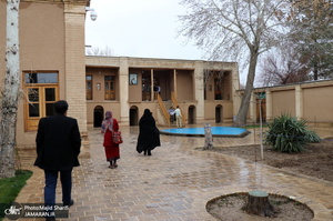 بازدید مسافران نوروزی از بیت تاریخی حضرت امام خمینی(س) در خمین