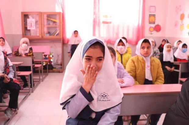 اشک های دانش آموزان کرمانی بعد از شهادت همکلاسی هایشان + عکس ها