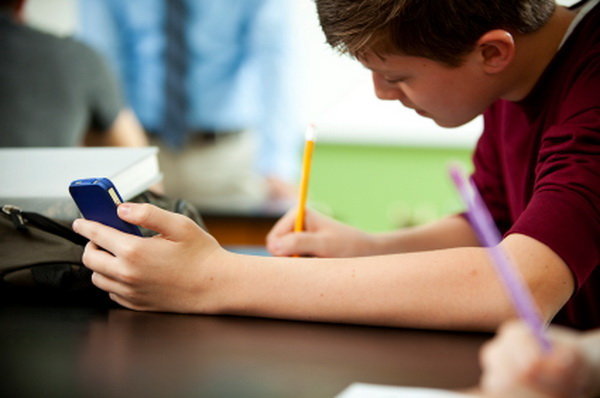 پیشنهاد ممنوعیت استفاده از گوشی موبایل توسط کودکان زیر ۱۳ سال