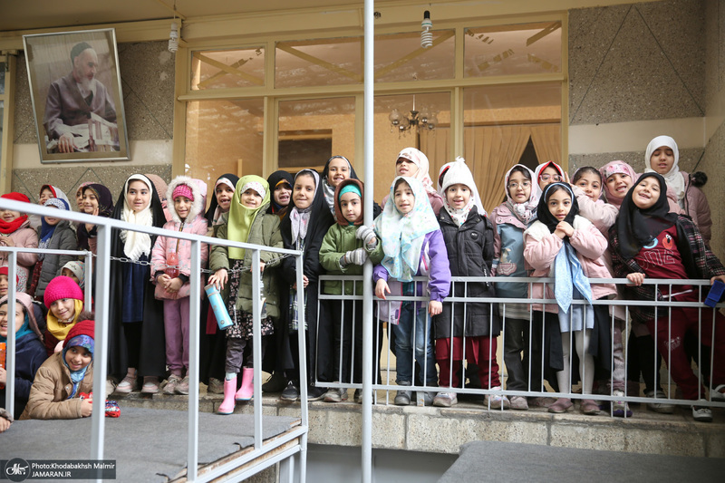 بازدید جمعی از دانش آموزان از بیت امام خمینی (س) در جماران