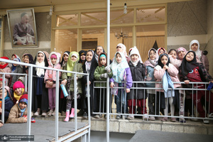 بازدید جمعی از دانش آموزان از بیت امام خمینی (س) در جماران