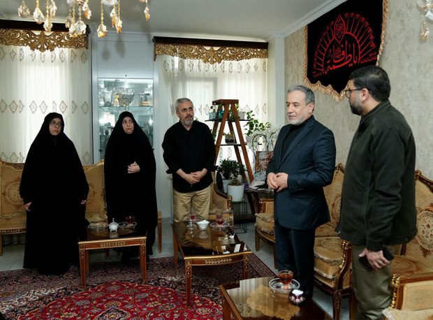 عراقچی در دیدار با خانواده شهید باقری: رفاقت قدیمی بین بنده و شهید بزرگوار برقرار بود و در هفته چندین بار در جلسات مختلف همراه یکدیگر بودیم