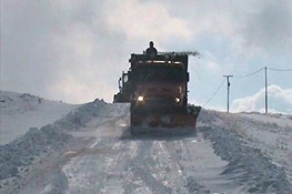 مسدود شدن راه ارتباطی ۴۰ روستای چالدران بدلیل بارش برف   تلاش ۱۰ اکیب راهداری برای بازگشایی